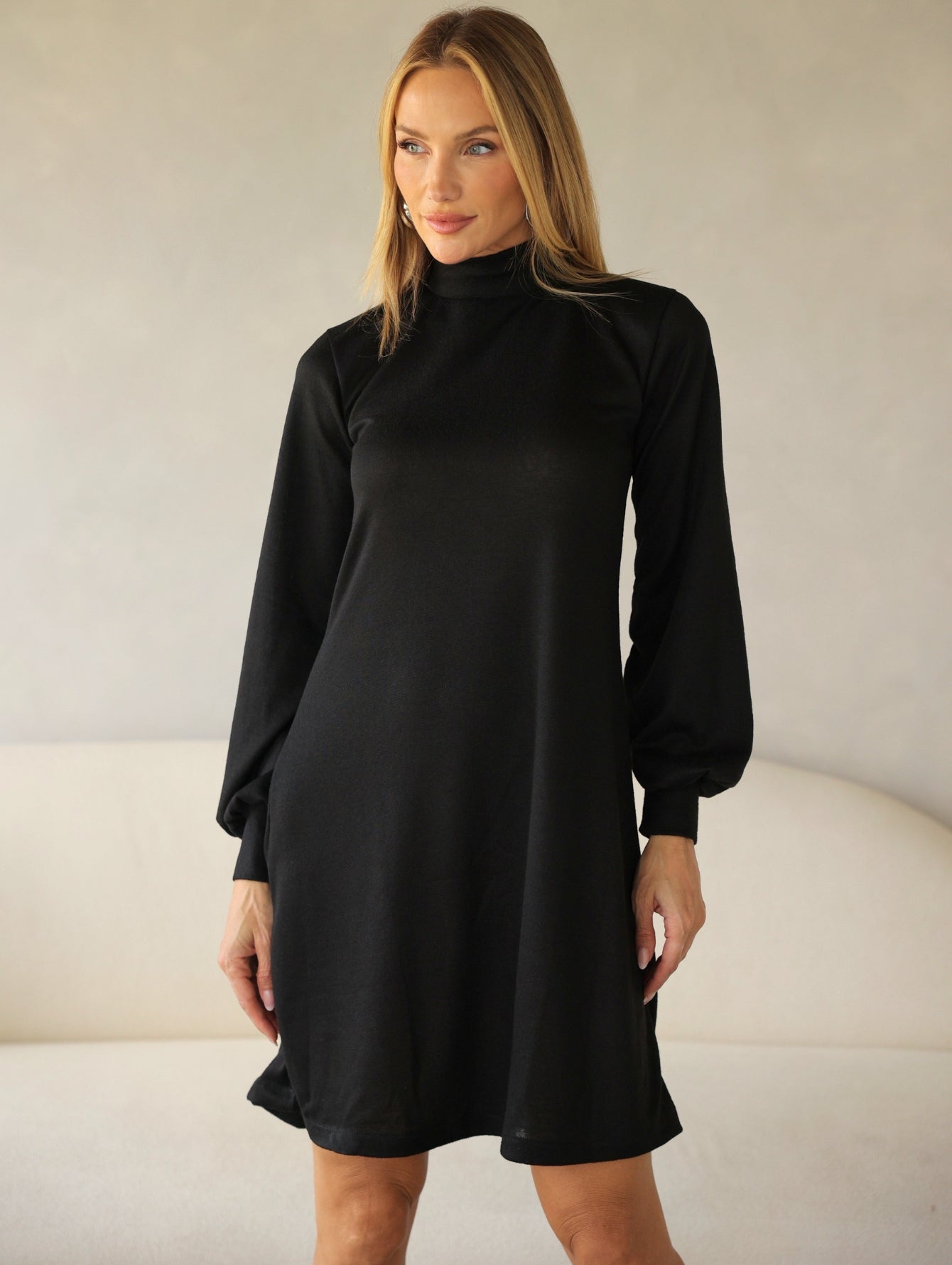 Vestido Lupita — Lanzinha Manga Longa com Gola Alta | Elegância que Veste Bem o Dia Todo