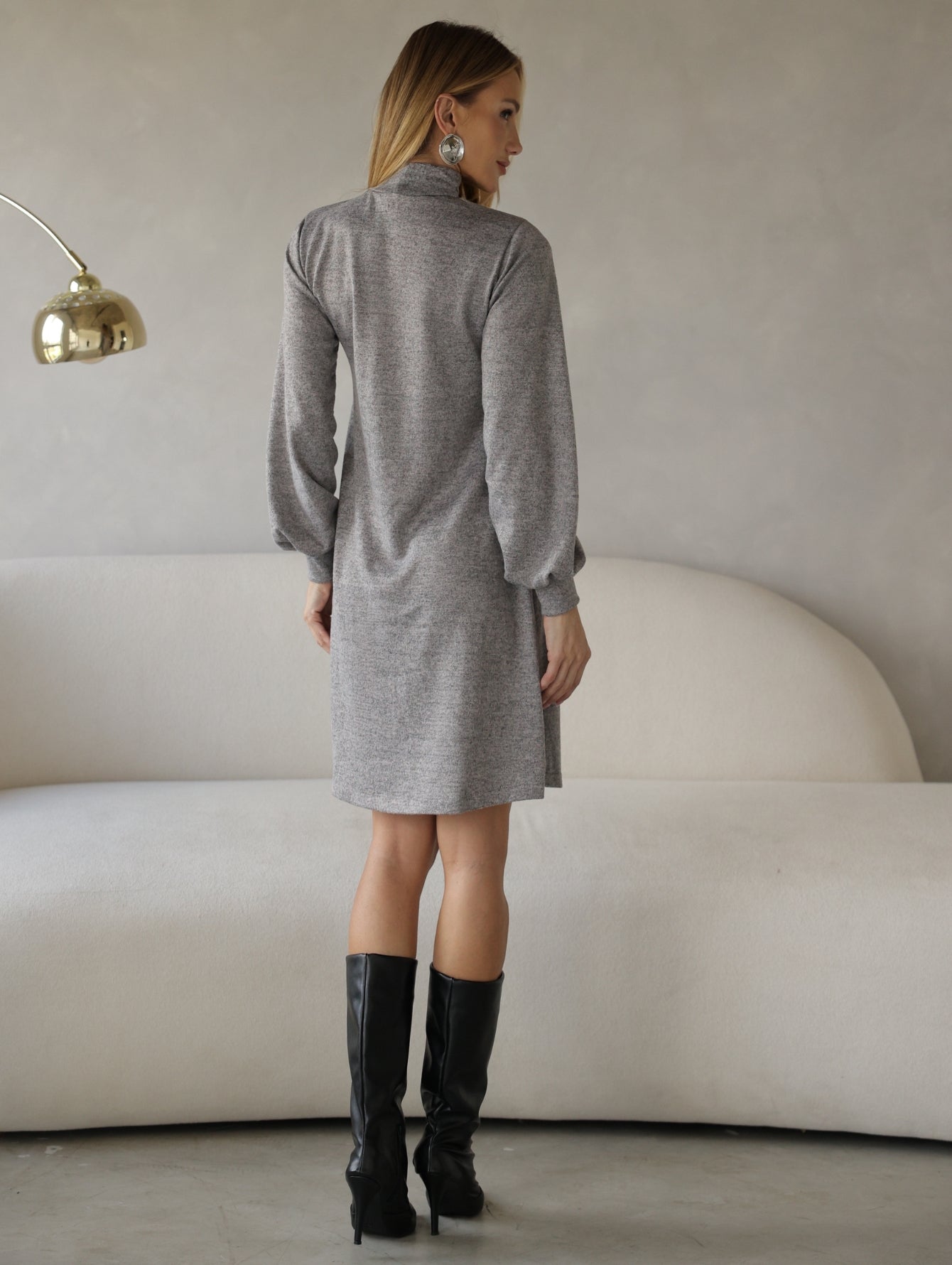 Vestido Lupita — Lanzinha Manga Longa com Gola Alta | Elegância que Veste Bem o Dia Todo