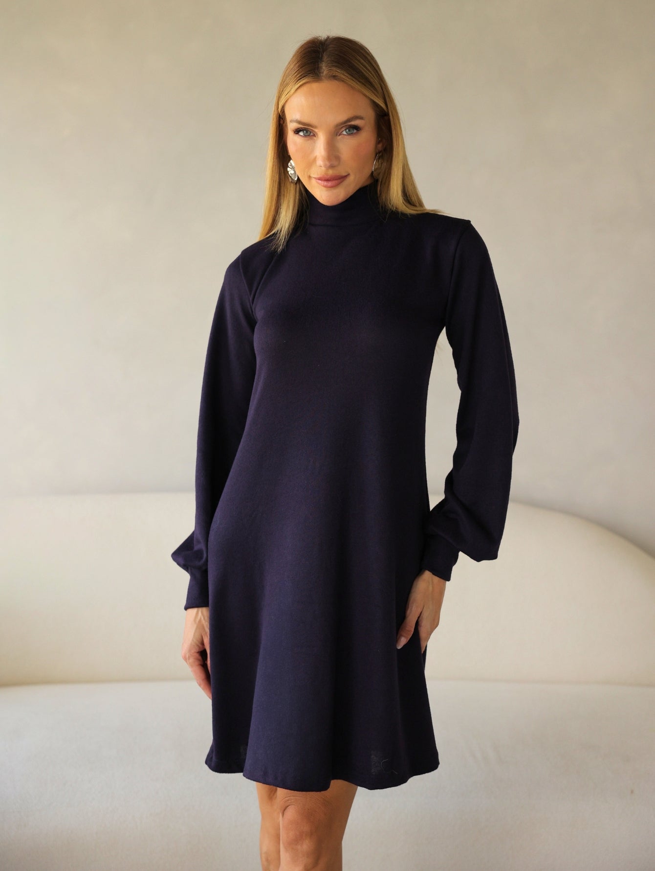 Vestido Lupita — Lanzinha Manga Longa com Gola Alta | Elegância que Veste Bem o Dia Todo