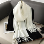 Cachecol feminino off-white com toque de cashmere e franjas