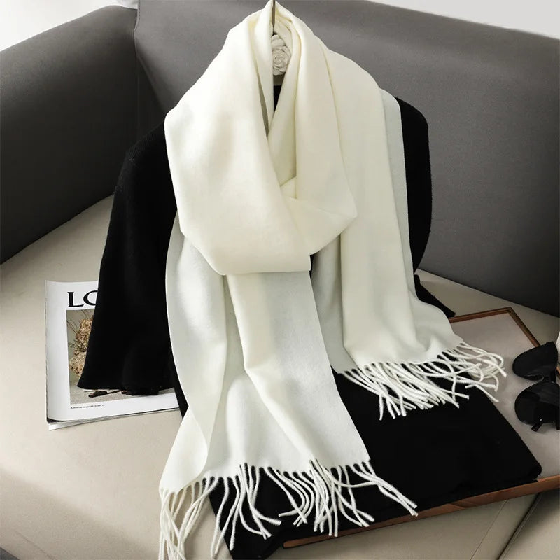 Cachecol feminino off-white com toque de cashmere e franjas
