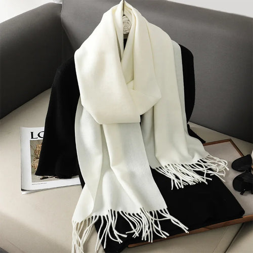 Cachecol feminino off-white com toque de cashmere e franjas
