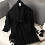 Cachecol feminino preto com toque de cashmere e franjas