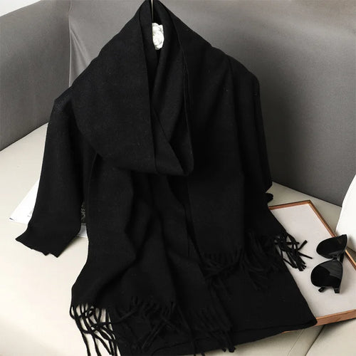 Cachecol feminino preto com toque de cashmere e franjas